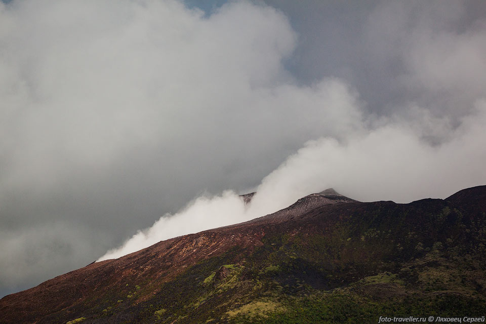Фумарольная деятельность в главном кратере вулкана Гарат