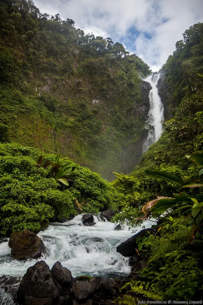 Труднодоступный, красивый водопад Сири (Siri waterfall) высотой
120 метров