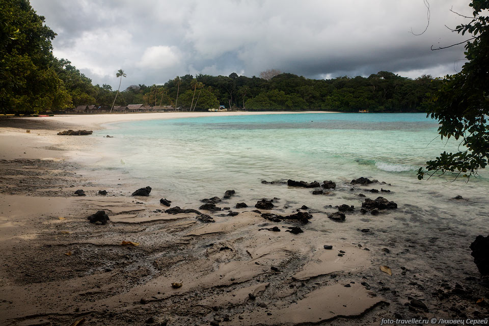 Сам пляж довольно маленький.
Хороших пляжей в Вануату очень мало.