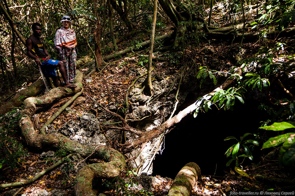 В заповеднике Лору есть пещера Лору (Loru Cave).
Верхний вход - колодец.