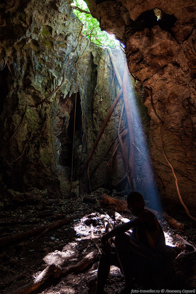 В пещеру можно попасть с нижнего входа, для этого нужно обойти 
обрыв и спуститься вниз 