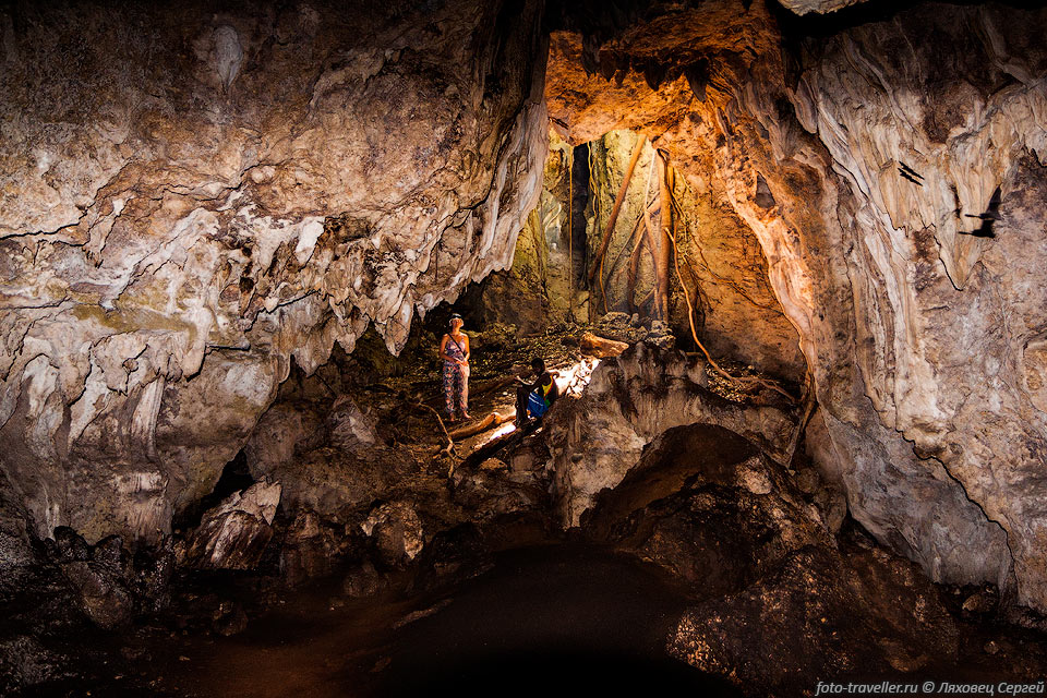 Большой зал пещеры Лору.
Сама пещера довольно маленькая - суммарная протяженность не больше 100 м, амплитуда 
примерно 5 м.