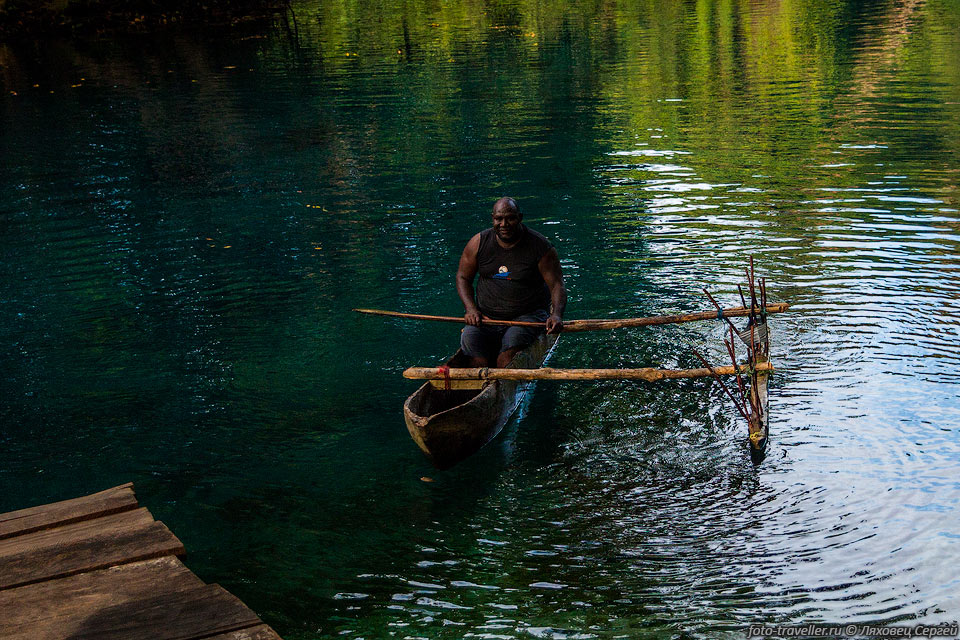 Традиционное плавательное средство - каноэ с балансиром
