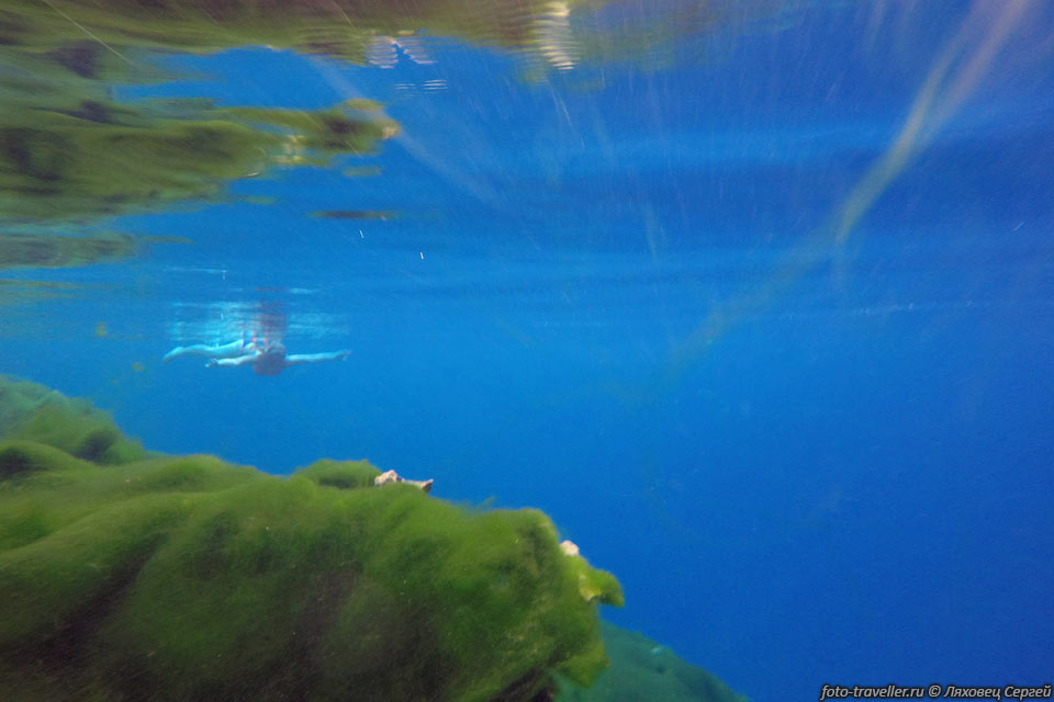 Голубая дыра Матевулу имеет глубину 18 метров.
Есть тарзанка. По речке плавают на каяках и каноэ.