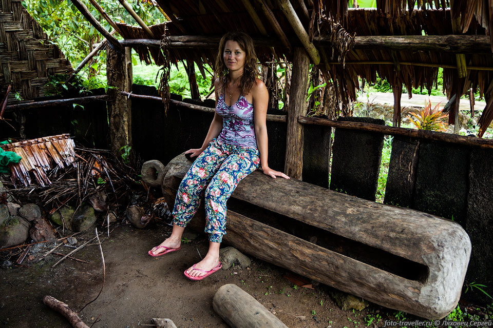 Настя сидит на большом Щелевом барабане (Vanuatu Slit drum).

Он выдалбливаются из целого куска дерева, резонирующим элементом служит щель.