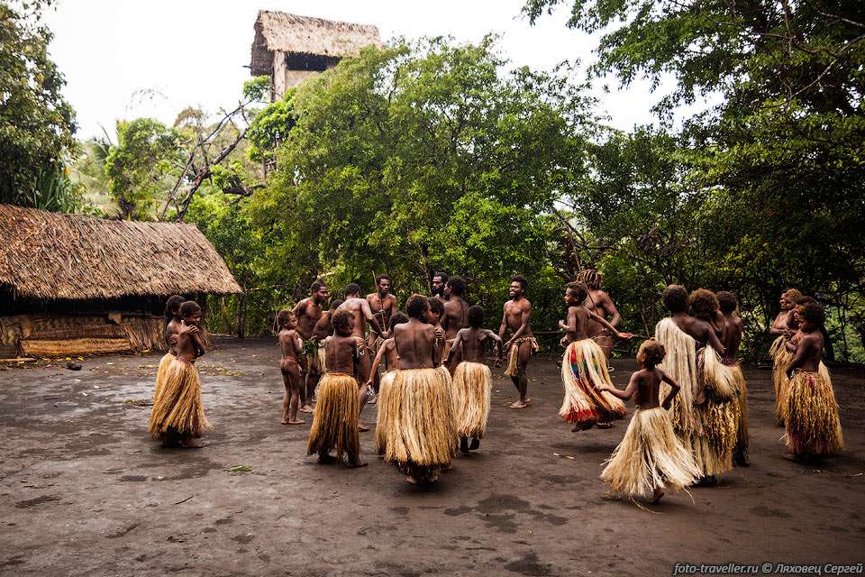 Танцы под дождем тут не самые красивые, но более масштабные, чем 
в других деревнях. 
Танцевало больше 20 человек.