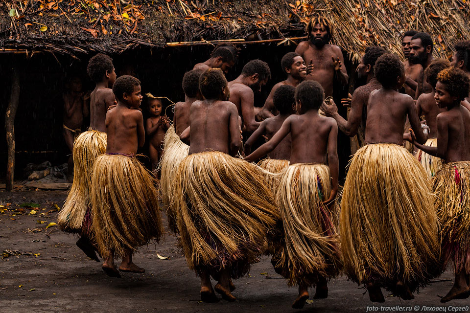 Интересно, что в отличии от других деревень, в танцах участвовали 
как мужчины так и женщины
