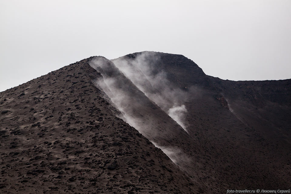 Парит борт кратера вулкана Ясур