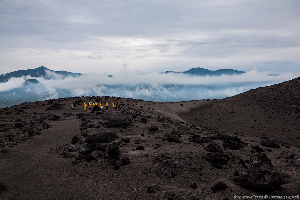 Вулкан Ясур расположен в кальдере Енкахе (Yenkahe), 
диаметр которой около 4 км
