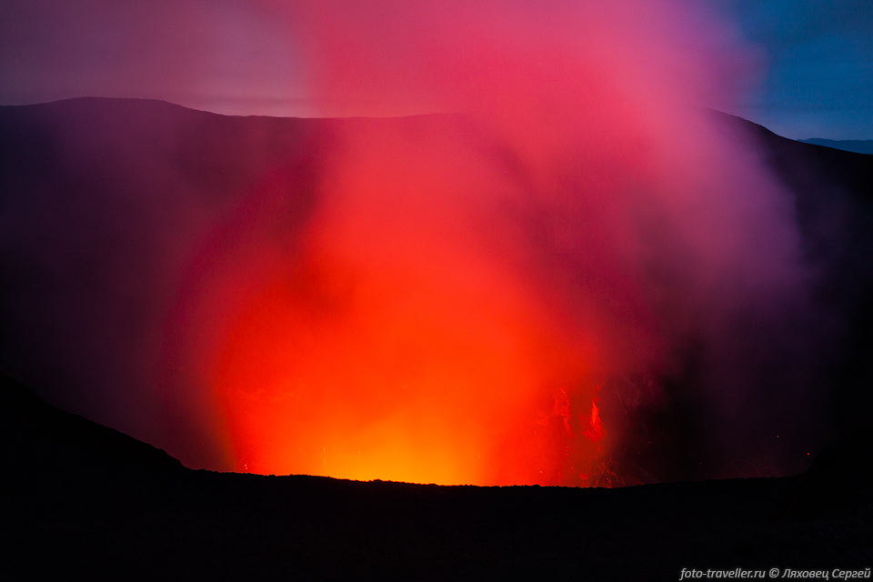 Облако газов в кратере вулкана Ясур