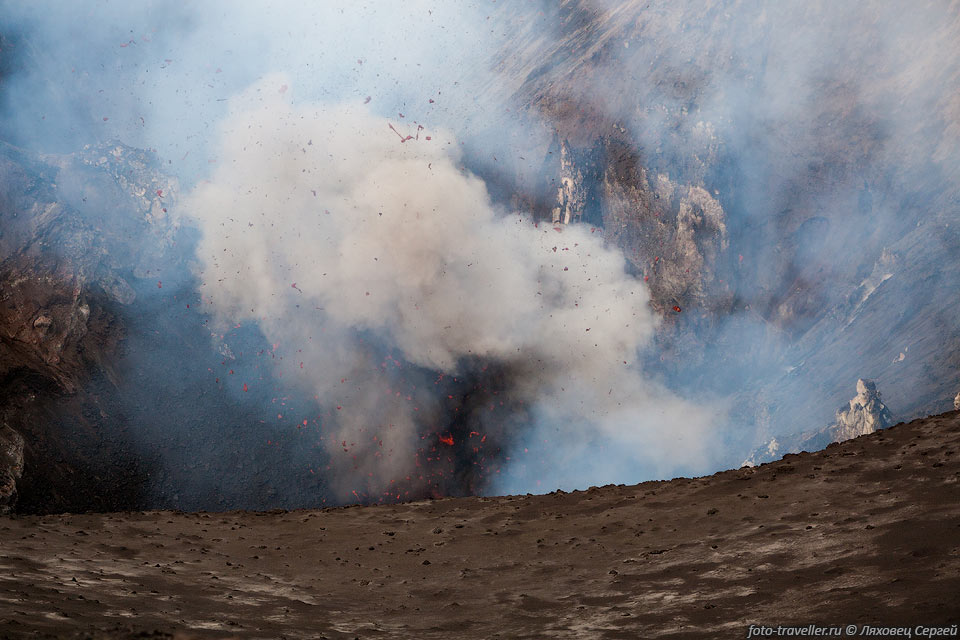 Выброс раскаленного материала на вулкане Ясур
