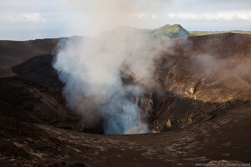 Вулкан лучше обойти по кромке кратера - с разных сторон он выглядит 
по разному.
Лучший вид со стороны противоположной тропинке.