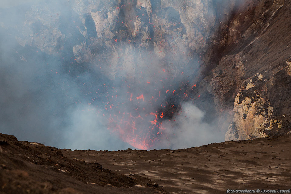 Взрывы-выбросы подбрасывают раскаленные куски, которые подлетают 
выше кромки кратера, земля дрожит! 