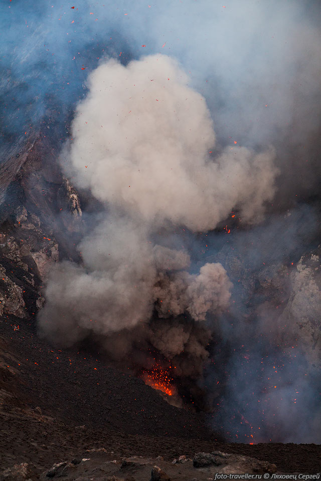 Тучи пепла временами заслоняют центры извержения