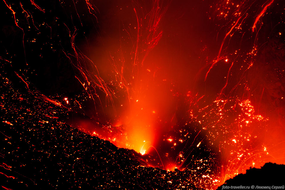 Кратер вулкана Ясур сразу после выброса