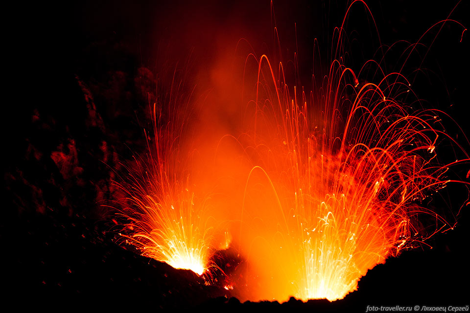 На территории вулкана Ясур запрещено находится после 21-00.
За этим следит человек на входе - считая всех заходящих и выходящих.
Так как темнеет тут рано, то времени посмотреть в принципе хватает.