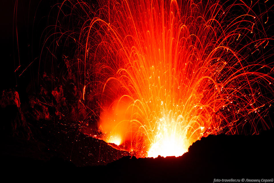 Ночное извержение вулкана Ясур