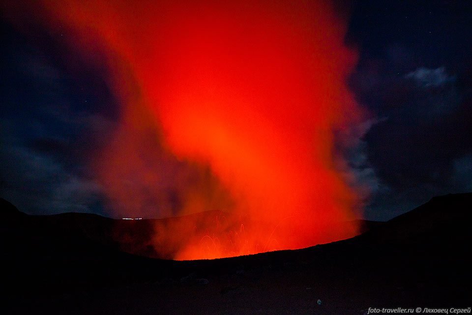 Газовое облако над кратером вулкана Ясур