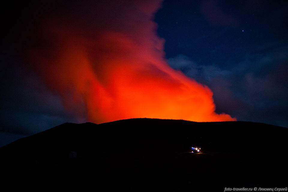 Подсвеченное извержением облако на вулкане Ясур