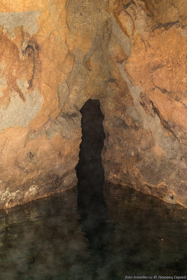 Немножко поплавали на каяке в маленькой пещере Сивири (Siviri 
Cave, Valeva Cave).
Пещера известняковая, очень маленькая, используется для водозабора.