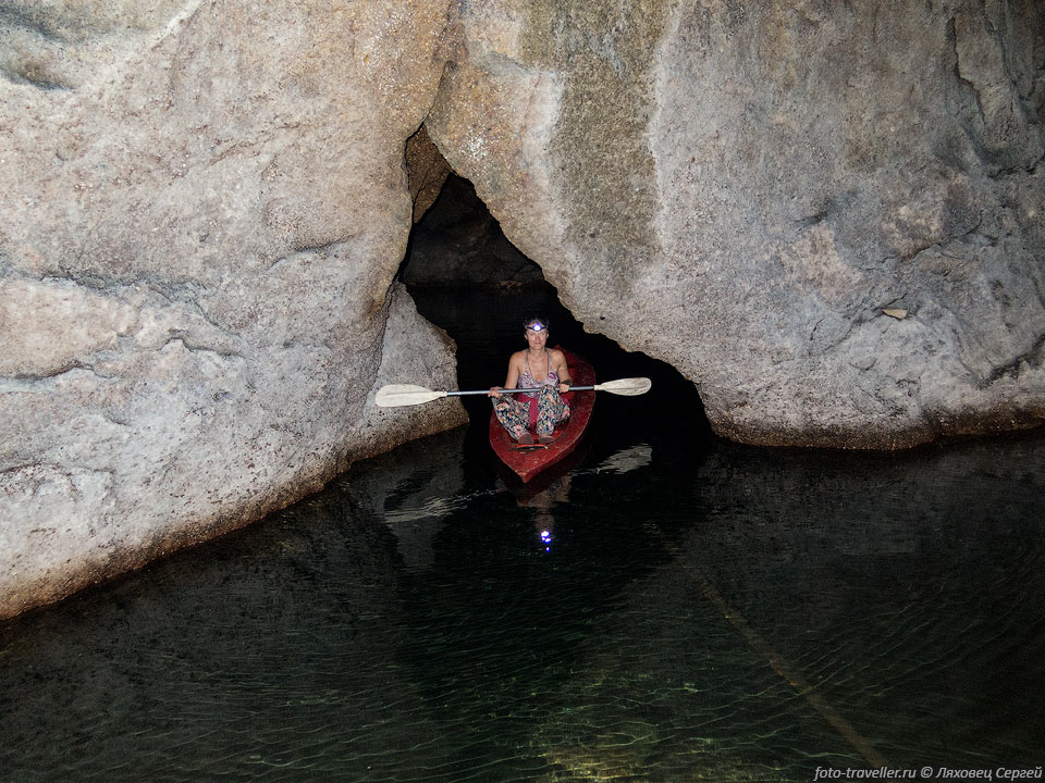 Вход в пещеру Сивири ведет в маленький зал от которого ведет два 
хода, один короткий и сухой, другой чуть длиннее, с глубокой водой.
На каяке можно проплыть около 80 м по этому водоему.