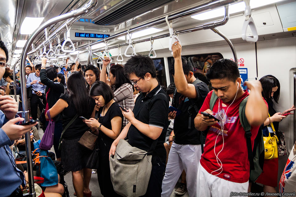 В метро все едут уткнувшись в смартфон.
Найти человека с поднятым взглядом проблематично.