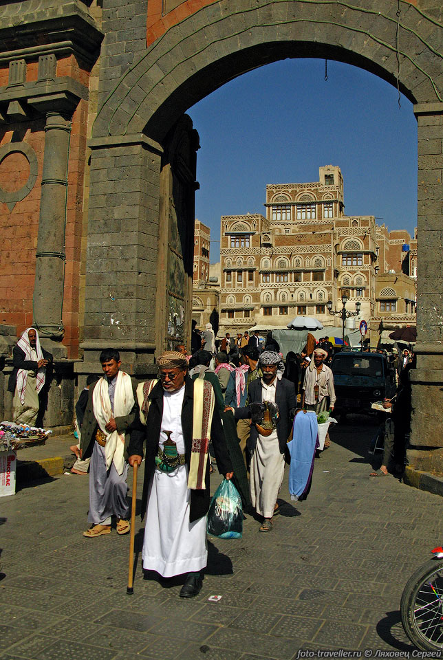 Йеменские Ворота (Bab al Yemen) построены турками в 
19-том веке.
Они являются единственными, которые сохранились в старой части столицы Йемена - 
Саны (Sana, Sanaa).