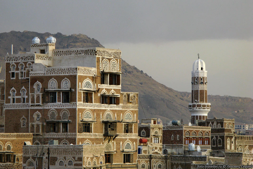 Узорчатые гипсовые рамы относятся к стилю "тахрим", который сохранился 
только в Йемене