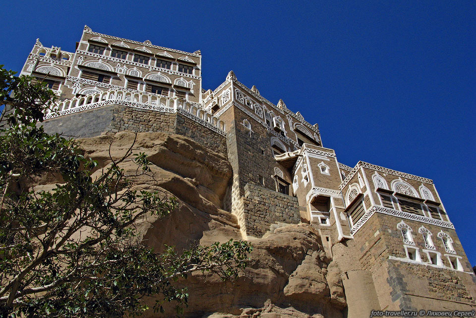 В Вади Дахр (Wadi Dahar) 
расположена бывшая летняя резиденция имама - Дар-аль-Хаджар (Dar al Hajar, Замок 
Имама).