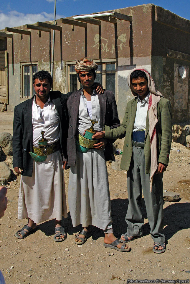 Йеменские мужчины выделяются своим стилем одежды.