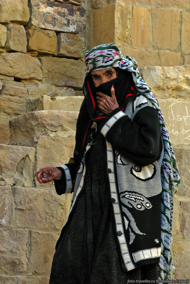 Старая женщина в поселке Тула (Thilla, Thula).