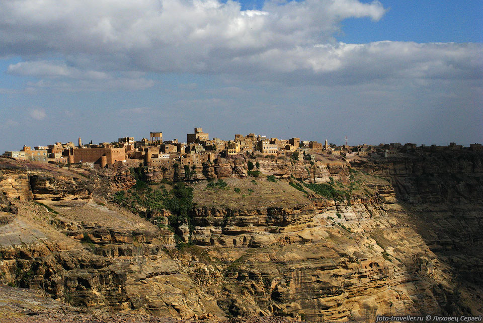 Горная деревня Кавкабан (Kawkaban) находится над поселком 
Шибам (Shibam) и долиной Аль-Мунакаб.