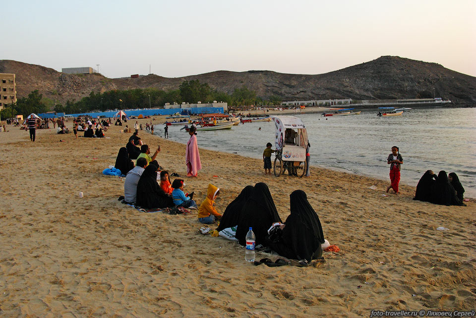 Пляж в Адене.
Йемен весьма религиозная страна. На пляже все строго.
Если и купаются - то в одежде.