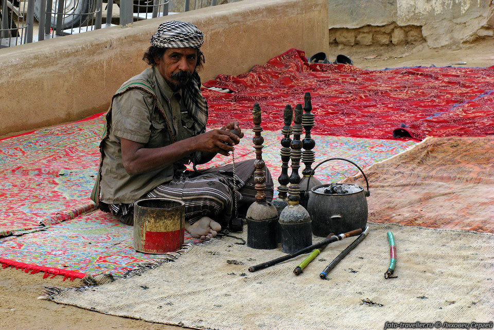Кальянщик в Шибаме.
В отличие от других стран Ближнего Востока, кальян в Йемене не очень распространен 
- его заменяет кат.