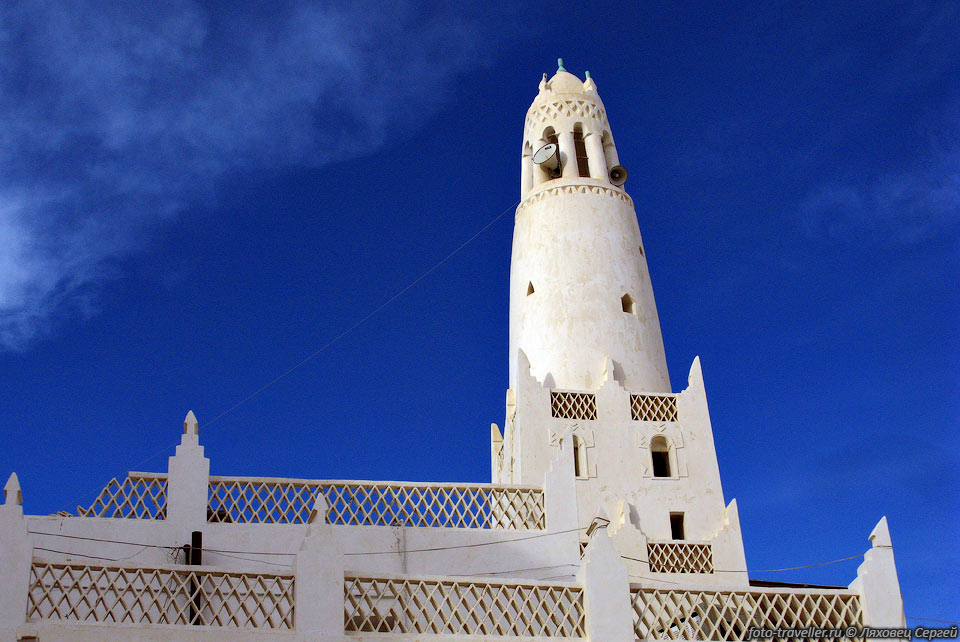 Большая мечеть Шибама аль-Джум (Al-Jami, Great Mosque of Shibam, 
Al-Rashid Mosque) 
первоначально построена в 753 году.
То, что можно увидеть сейчас, построено в 14 веке, а минарет в 16 веке.