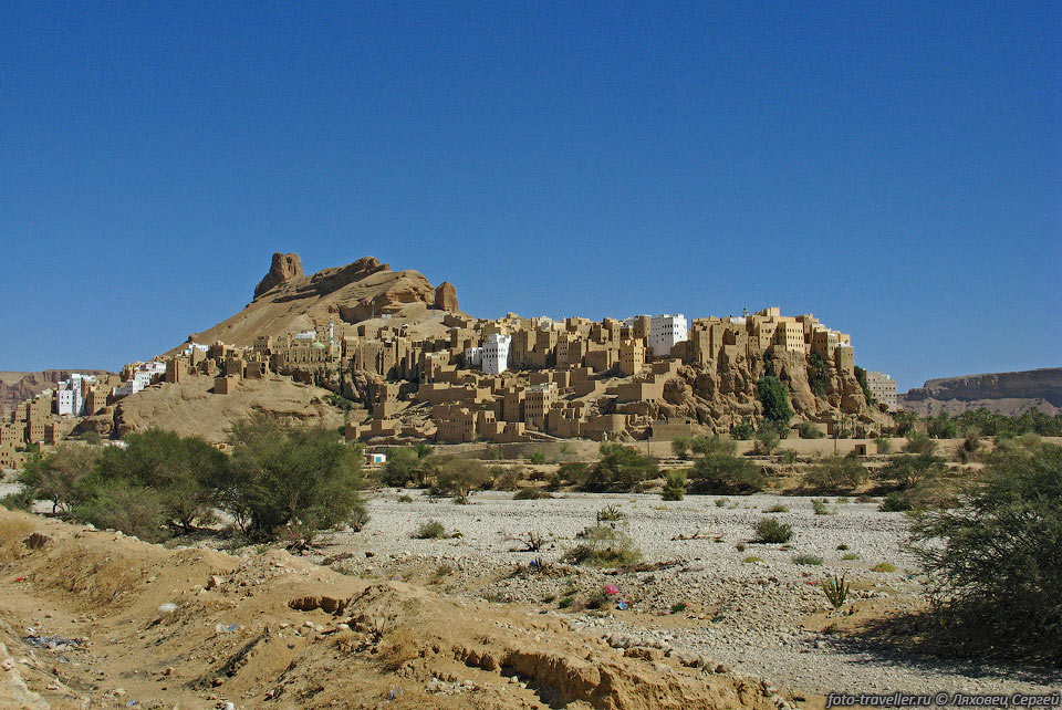 Аль Хаджарайн (Al-Hajjarayn) - самое древнее поселение в вади Хадрамаут.
Глиняные домики теснятся на склонах горы.