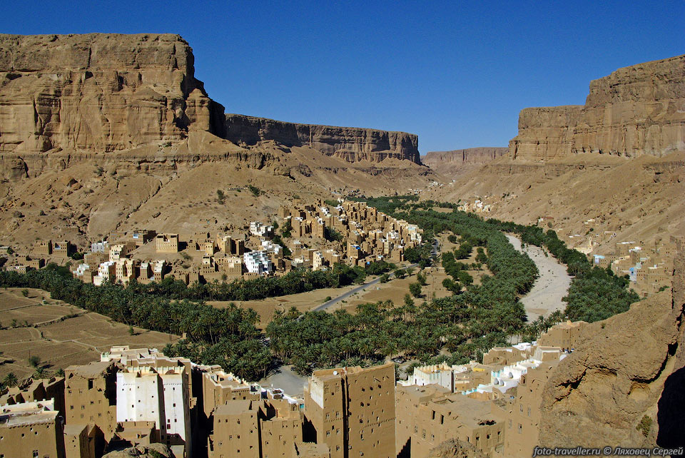 Южная часть Вади Доан - одно из самых красивых мест в Йемене.
Вид со склона над поселком Аль Курайба.