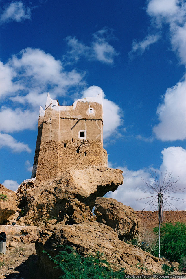 Крепость Хусн эль Гувайзи (Husn al Ghuwayzi) расположена на горе 
возле выезда из Мукаллы.