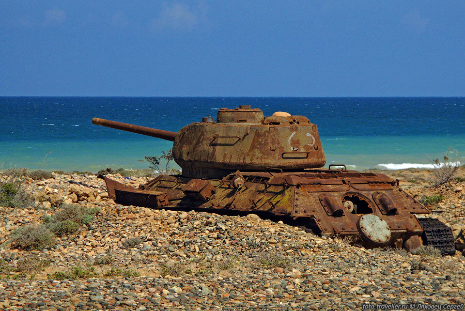 Закопанные старые танки T-34 береговой обороны