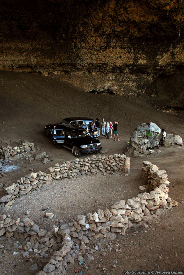 Внутри пещеры Деджуб. 
Местные жители используют пещеру для своих нужд.