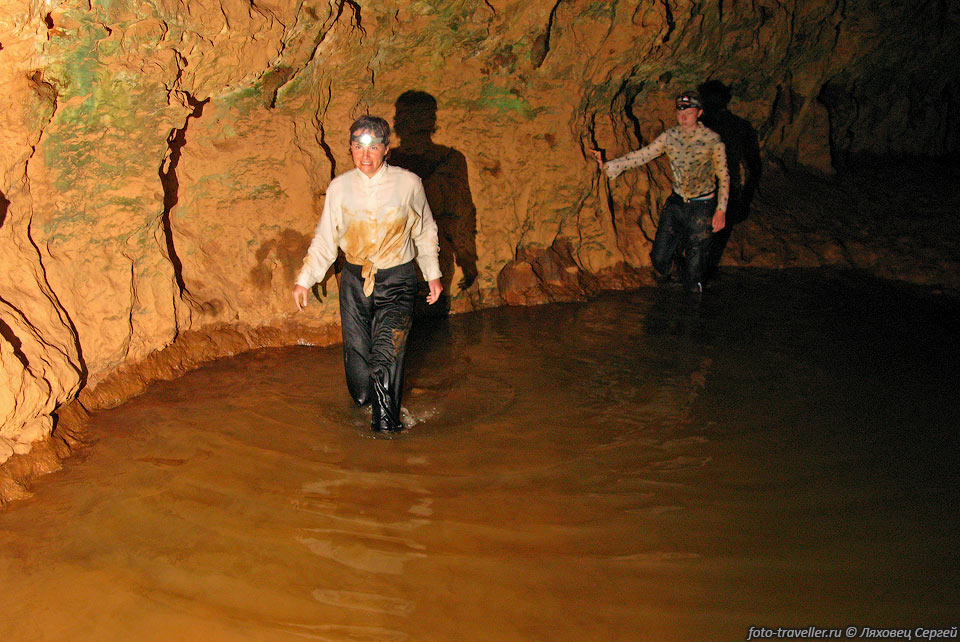 Нижняя пещера Эрхер (Erher Cave, Arher).
По топосъемке было нарисовано две небольших лужи у входа, и только в конце сифон.
После дождя оказалось что все время нужно плыть и только в паре мест ноги достают 
до дна.