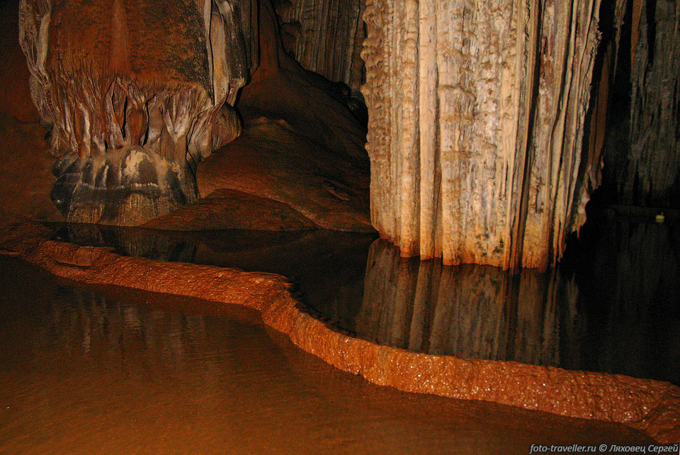 Озеро в конце экскурсионного маршрута в пещере Хокью (Hoq Cave).