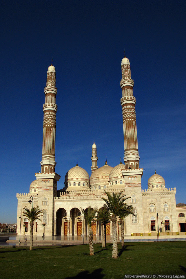 Самая большая мечеть Саны - мечеть Али Абдаллы Салеха (Al-Saleh 
Mosque).