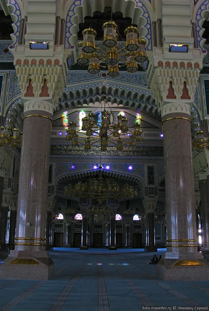 Площадь главного зала мечети составляет 13596 м2.